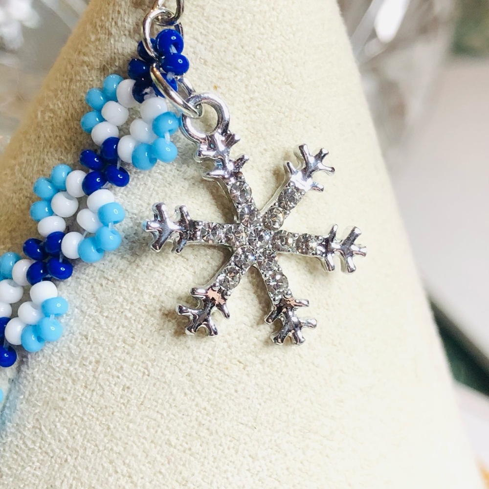 Christmas Holiday Bracelet Charms Silver Blue White Snowflake Beaded Woven NW - Picture 4 of 7